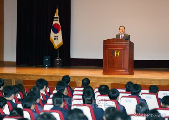 변창흠 SH공사 사장이 2일 열린 서울 강남 SH공사 사옥에서 시무식을 통해 신년사를 전하고 있다.<SH공사 제공>